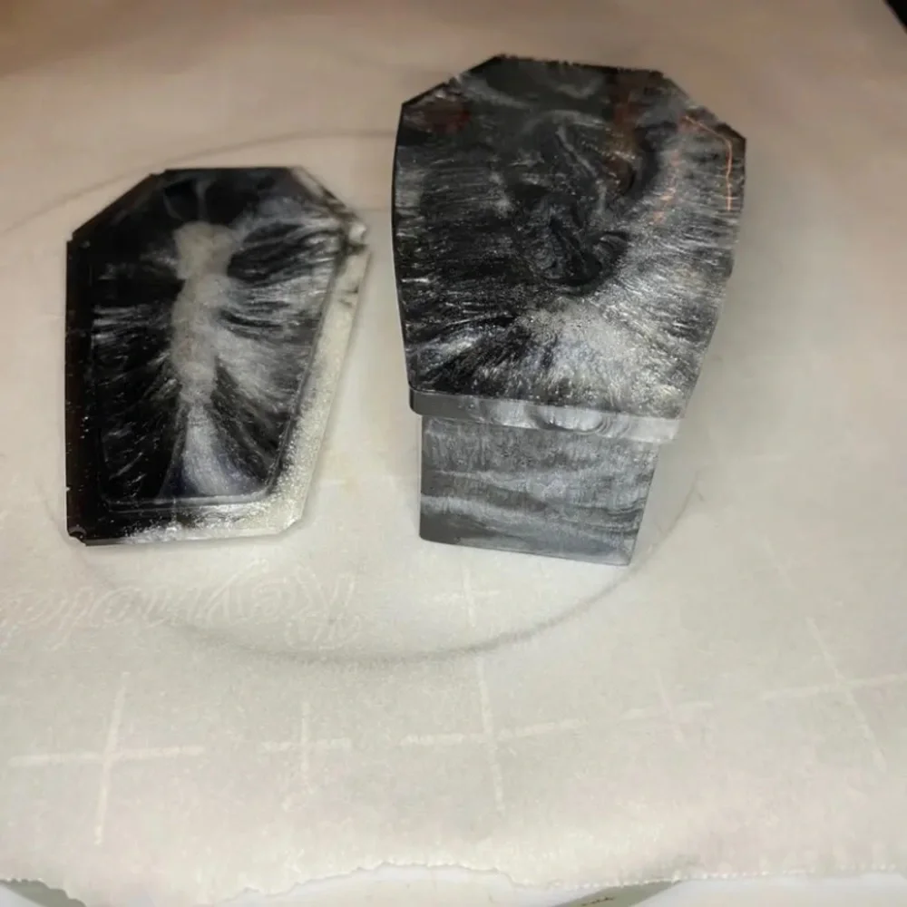 Resin coffin with a lid